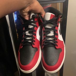 Jordan 1 Mid Chicago Toe